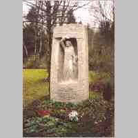 90-1052 Denkmal auf einem Friedhof in Muenchen zum Gedenken der auf der Flucht umgekommenen Ostpreussen.jpg